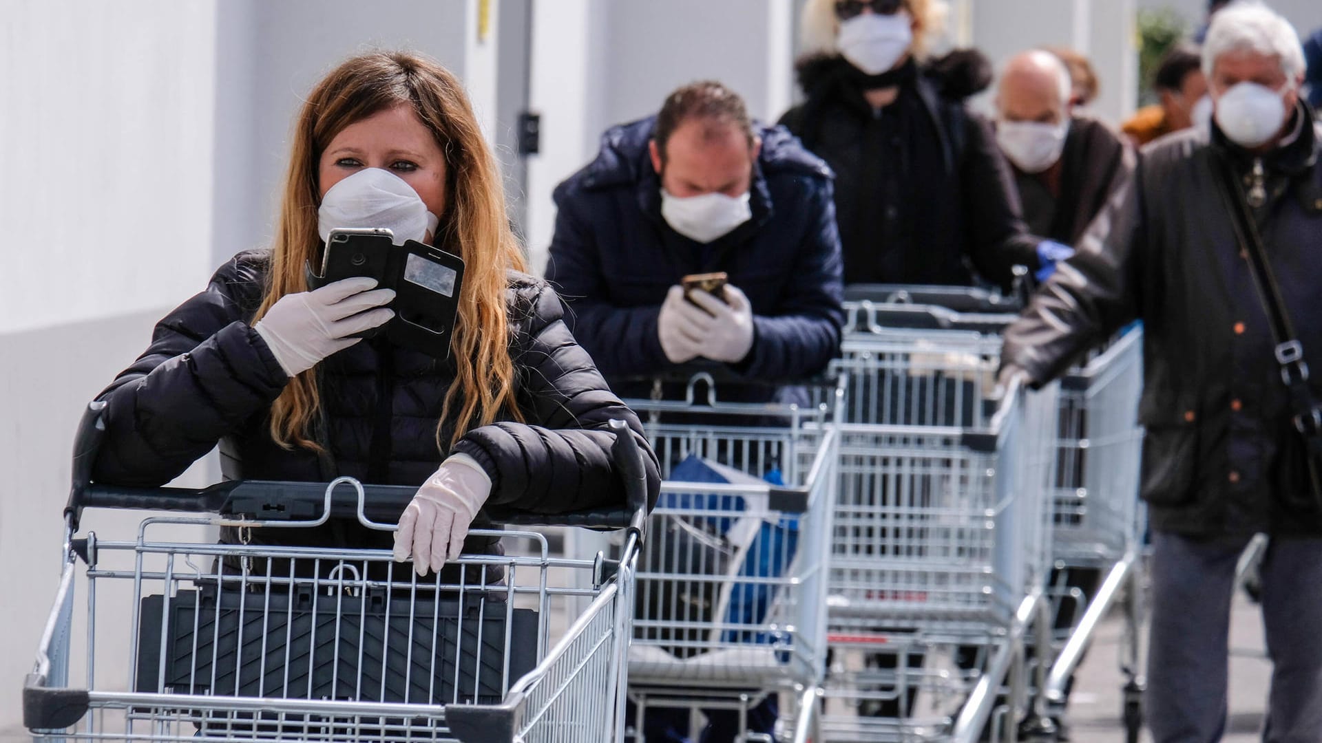 Schlangestehen: Um das Risiko einer Ansteckung mit dem Coronavirus zu vermindern, sollen Kunden auch beim Einkaufen auf ausreichend Abstand halten.