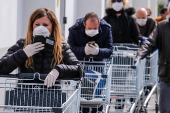 Schlangestehen: Um das Risiko einer Ansteckung mit dem Coronavirus zu vermindern, sollen Kunden auch beim Einkaufen auf ausreichend Abstand halten.