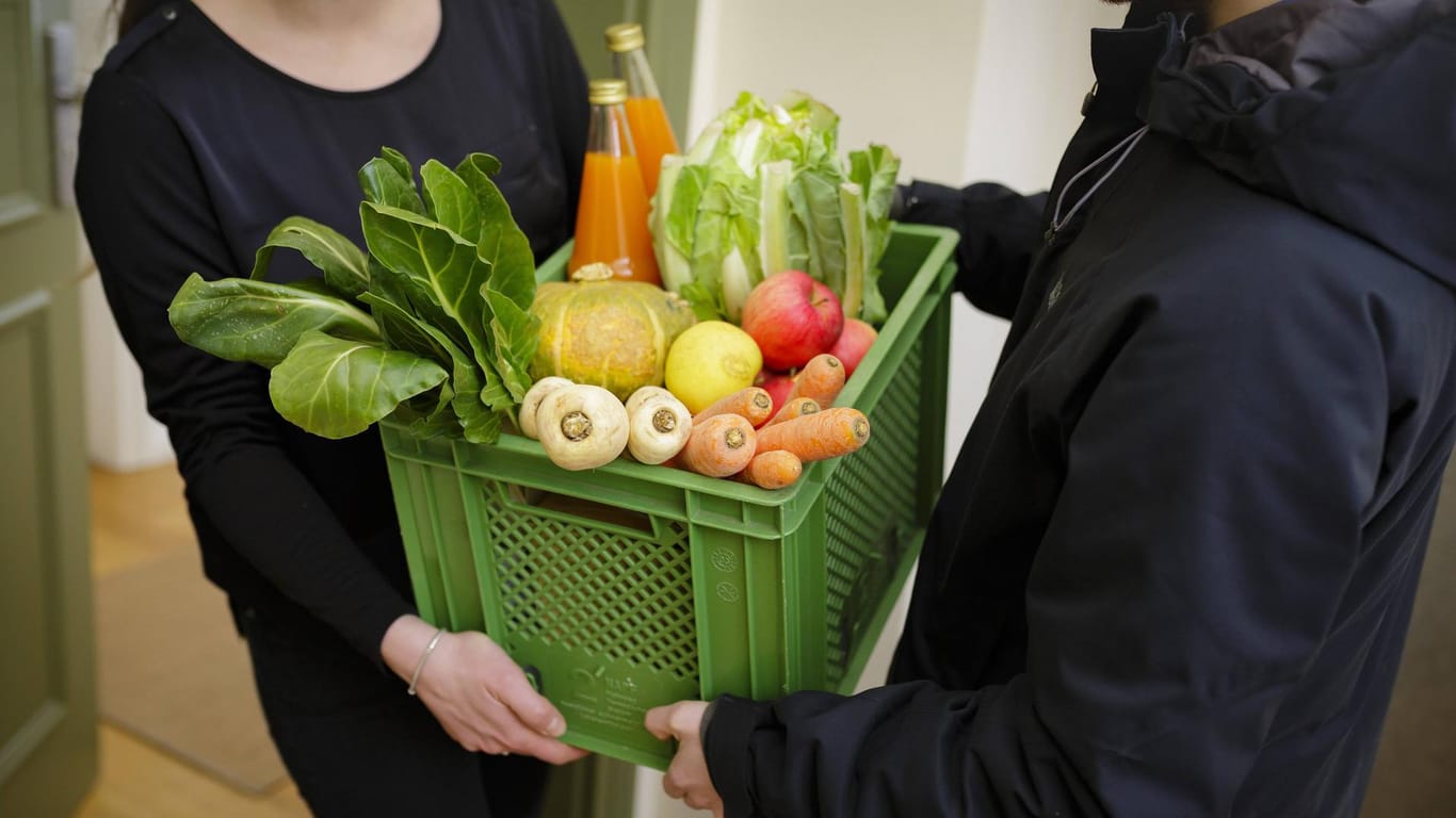 Ein Lieferant bringt frisches Gemüse bis an die Haustür: Doch nicht nur Restaurants steigen auf den Lieferdienst um.