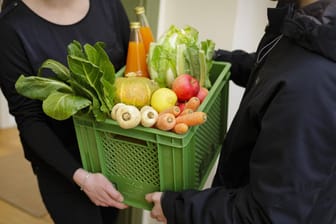 Ein Lieferant bringt frisches Gemüse bis an die Haustür: Doch nicht nur Restaurants steigen auf den Lieferdienst um.