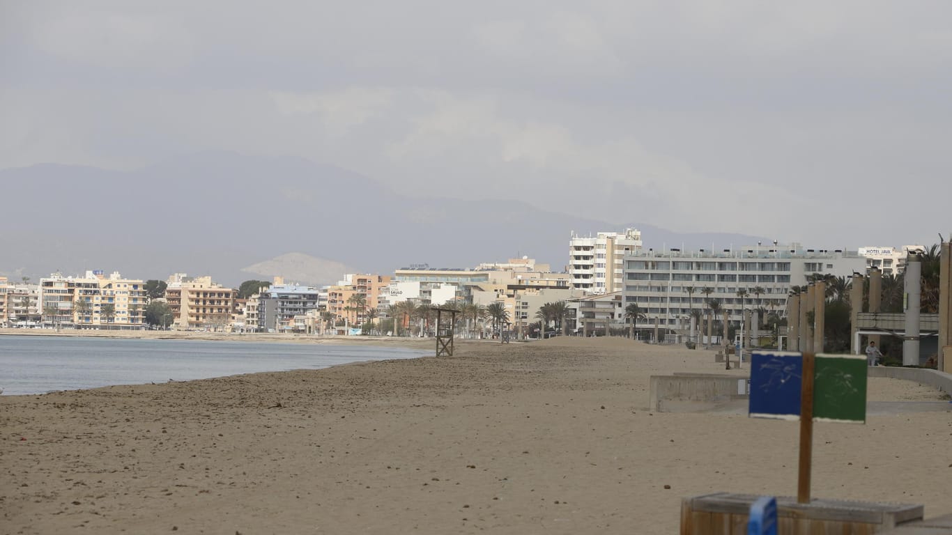 Menschenleerer Strand: Normalerweise beginnt zu Ostern die Saison auf Mallorca. Nun sind die Hotels auf der Urlaubsinsel allesamt geschlossen.
