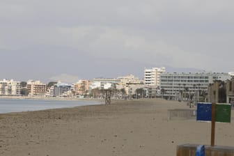 Menschenleerer Strand: Normalerweise beginnt zu Ostern die Saison auf Mallorca. Nun sind die Hotels auf der Urlaubsinsel allesamt geschlossen.