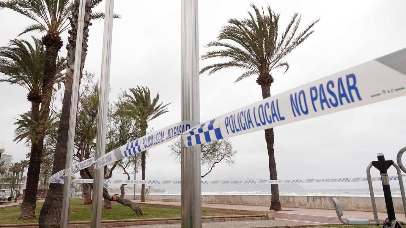 Kein Durchgang: Die Polizei hat im Urlaubsort Cala Millor einen Parkbereich abgesperrt.