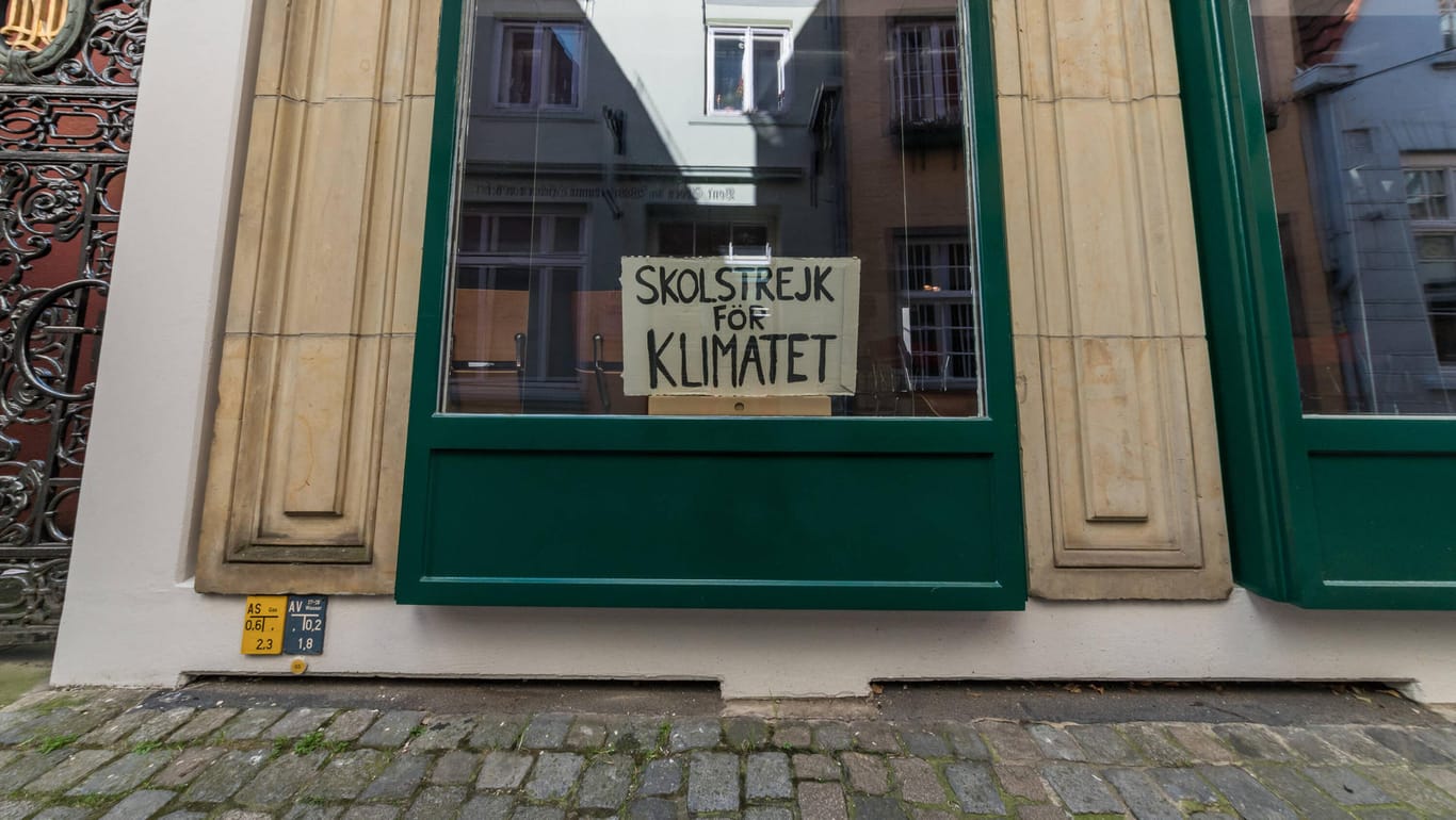 Ein Fridays-For-Future-Plakat in Bremen: Momentan sind auch die Klimaschützer durch Corona ausgebremst.