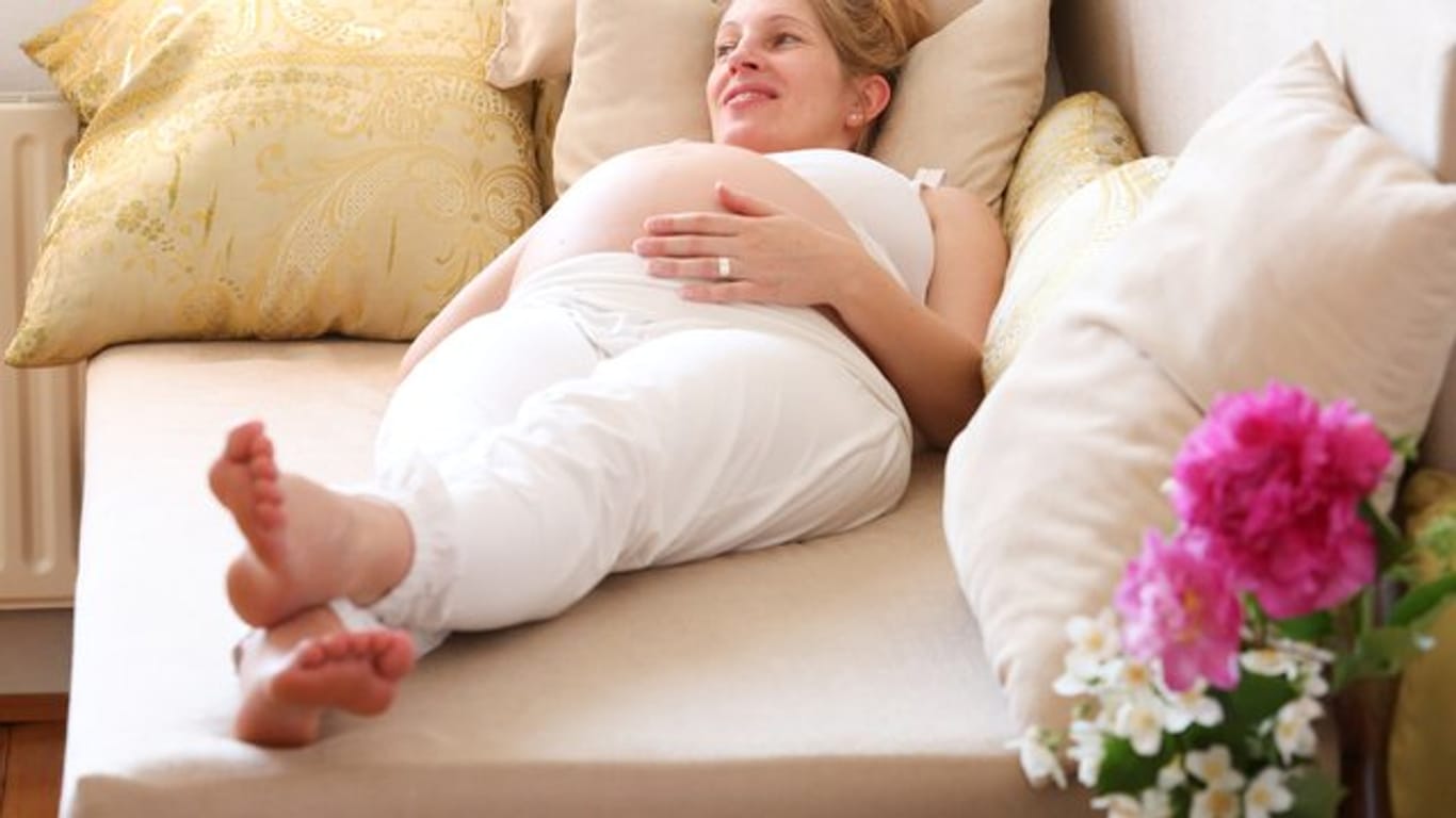 Beine hochlegen und etwas Zehengymnastik: Das hilft, wenn gegen Ende der Schwangerschaft die Füße anschwellen.