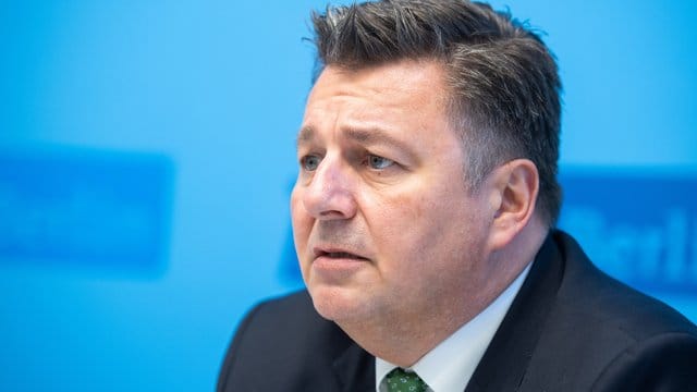 Andreas Geisel, Innensenator von Berlin: Ob sich das Verbreitungstempo des Coronavirus verlangsame, lässt sich erst Mitte April beurteilen, sagt der SPD-Politiker.