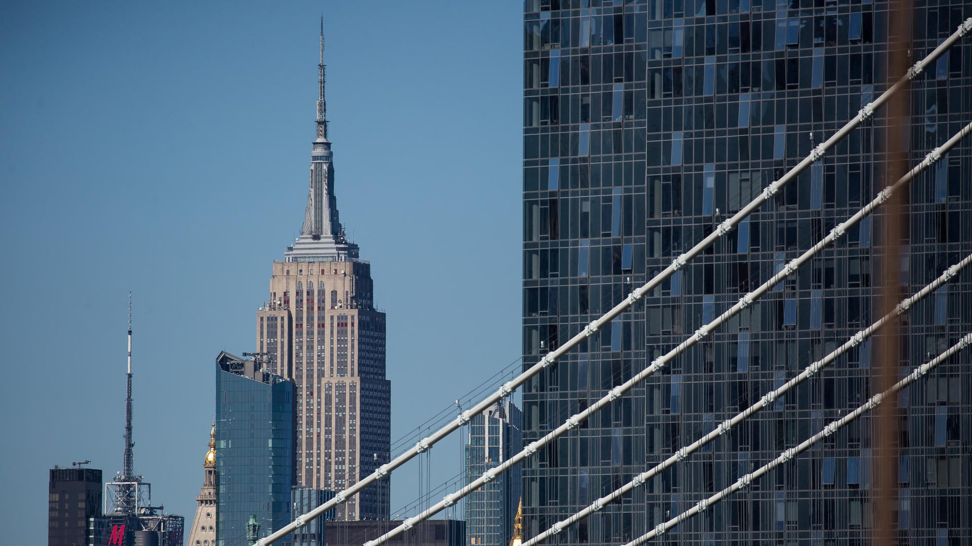 Empire State Building: Das Wahrzeichen New Yorks wird derzeit Rot beleuchtet.