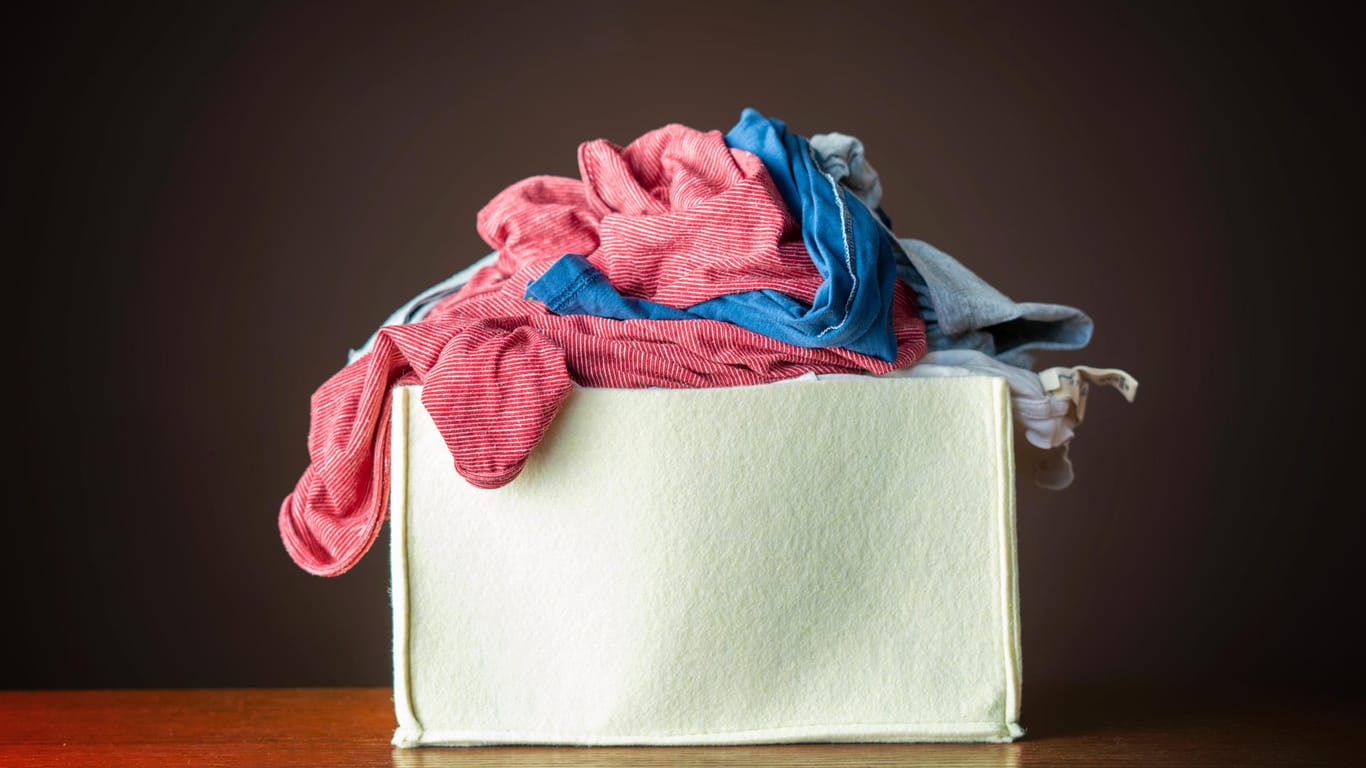 Entrümpeln: Aussortierte Textilien sollten Sie derzeit nicht zur Altkleidersammlung geben.