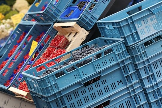 Marktstand mit Obstkisten