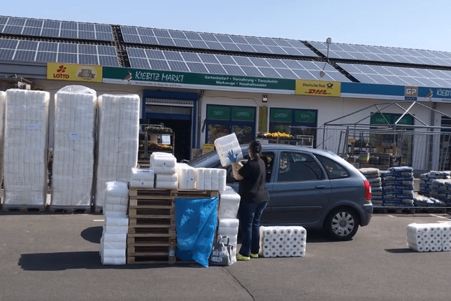 Klopapier-Verkauf im Akkord: Mit einem Drive-in hat ein Markt in einer 3000-Einwohner-Gemeinde in wenigen Stunden 15.000 Rollen verkauft.