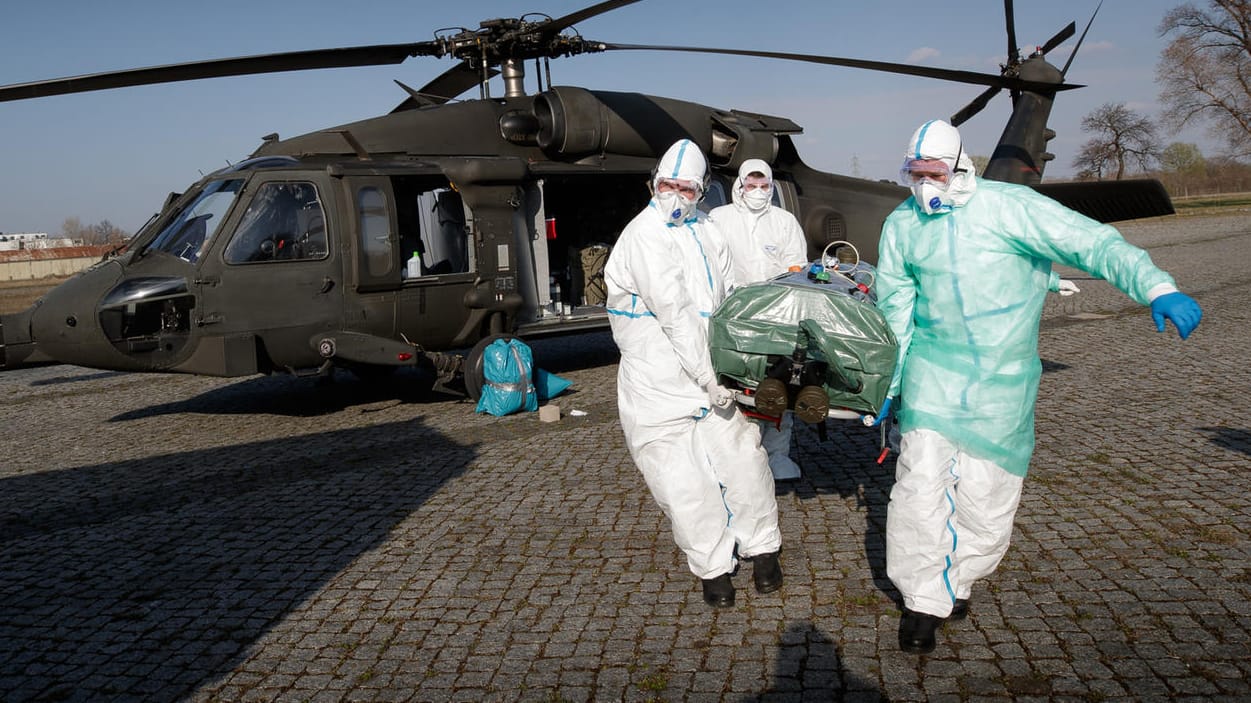 Österreichische Sanitäter bringen einen infizierten Soldaten in eine Militärklinik: Einige Forscher sehen das Coronavirus als historische Zäsur. Österreichische Sanitäter bringen einen infizierten Soldaten in eine Militärklinik: Einige Forscher sehen das Coronavirus als historische Zäsur.