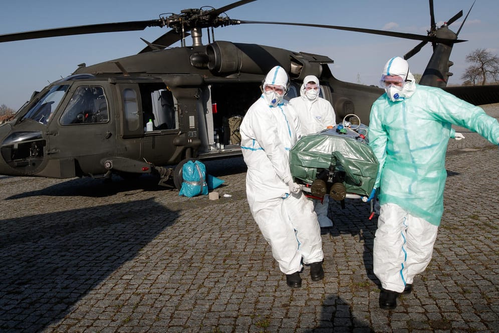 Österreichische Sanitäter bringen einen infizierten Soldaten in eine Militärklinik: Einige Forscher sehen das Coronavirus als historische Zäsur.
