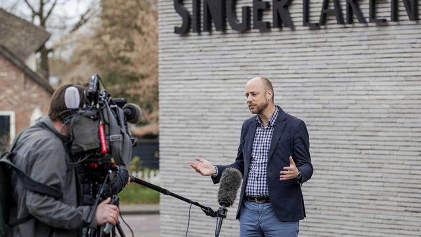 Evert van Os, Direktor des Singer Laren Museums, spricht zu Journalisten.