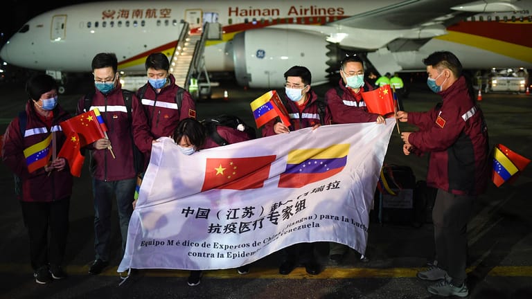 Eine Hilfslieferung aus China kommt in Venezuela an.