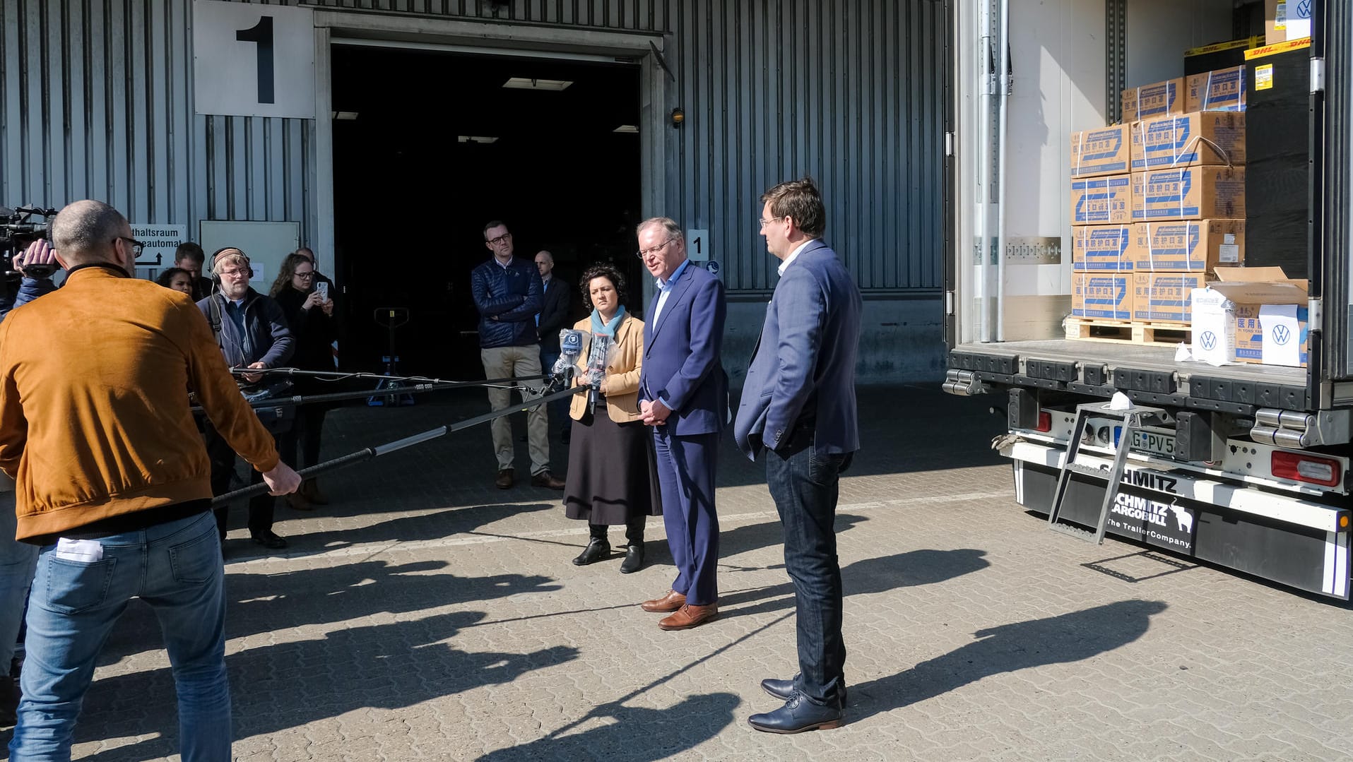 Carola Reimann, Gesundheitsministerin von Niedersachsen, Stephan Weil (SPD), Ministerpräsident von Niedersachsen, und VW-Personalvorstand Gunnar Kilian nehmen eine Lieferung von 400.000 Atemschutzmasken aus China entgegen.