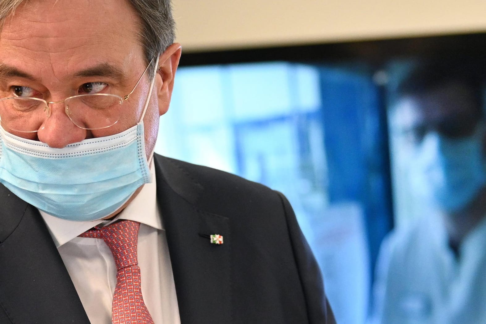 Armin Laschet bei einem Auftritt in Aachen: Der Mundschutz muss eigentlich auch über die Nase gezogen werden. Dafür erntete er Spott.