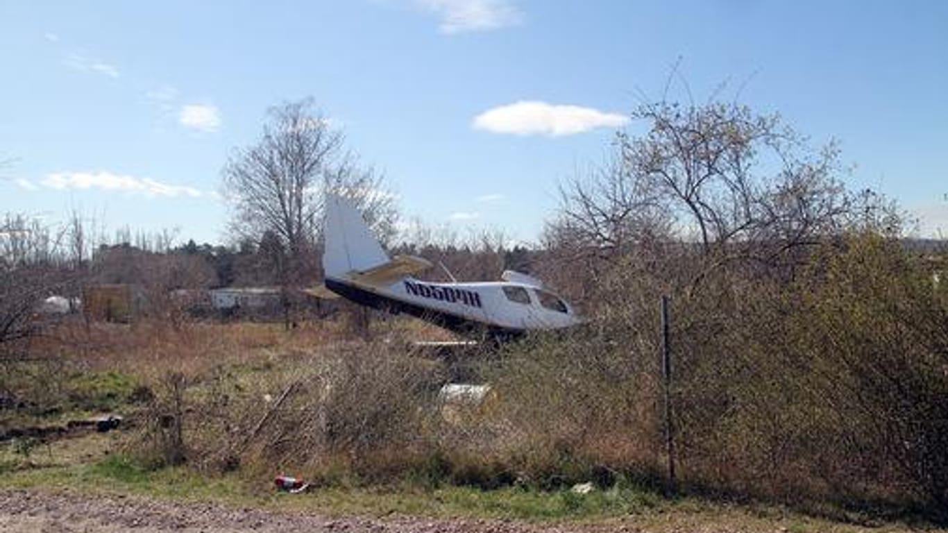 Abgestürztes Flugzeug: Notlandung in Kleingartenanlage.