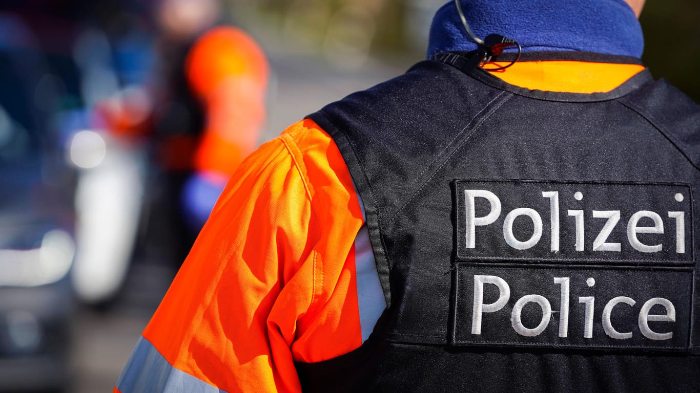 Belgische Polizeibeamte: In einer flämischen Stadt ist ein Teil einer Frauenleiche in einer Müllsortieranlage gefunden worden.