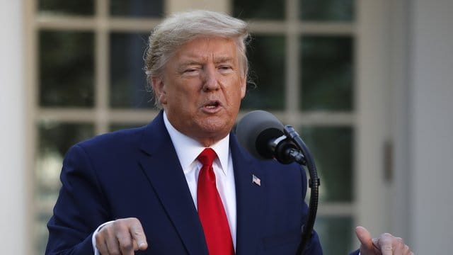 Donald Trump lässt offen, bis wann der Einreisestopp, der eigentlich Mitte April auslaufen sollte, andauern soll. Donald Trump lässt offen, bis wann der Einreisestopp, der eigentlich Mitte April auslaufen sollte, andauern soll.