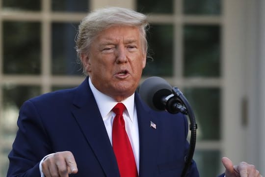 Donald Trump lässt offen, bis wann der Einreisestopp, der eigentlich Mitte April auslaufen sollte, andauern soll.