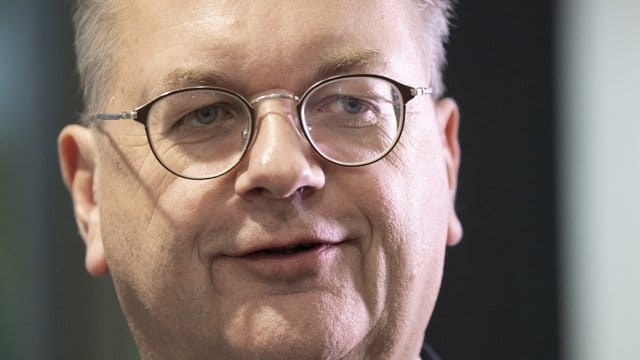 Schließt eine Rückkehr ins Fußball-Geschäft nicht kategorisch aus: Ex-DFB-Präsident Reinhard Grindel. Schließt eine Rückkehr ins Fußball-Geschäft nicht kategorisch aus: Ex-DFB-Präsident Reinhard Grindel.