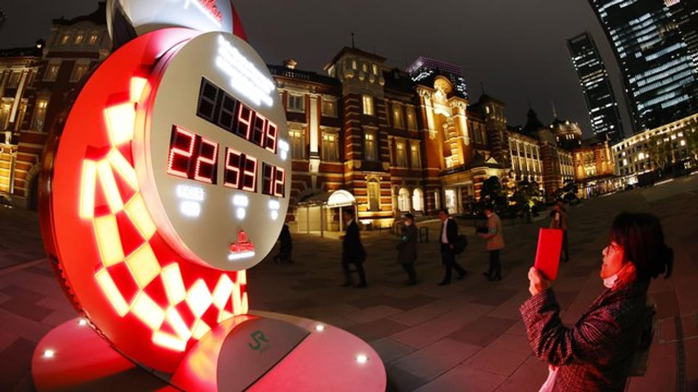 In Tokio zeigt eine Countdown-Uhr die Zeit bis zu den verschobenen Olympischen Spielen an.