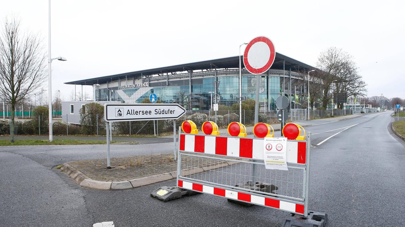 Abgesperrte Volkswagen-Arena in Wolfsburg.