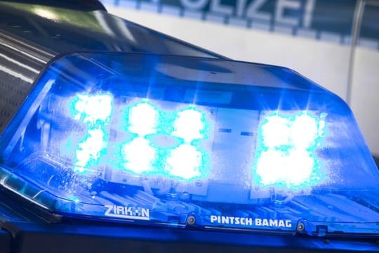 Ein Blaulicht der Polizei: Bei einem Autounfall in Hessen sind zwei junge Menschen gestorben.