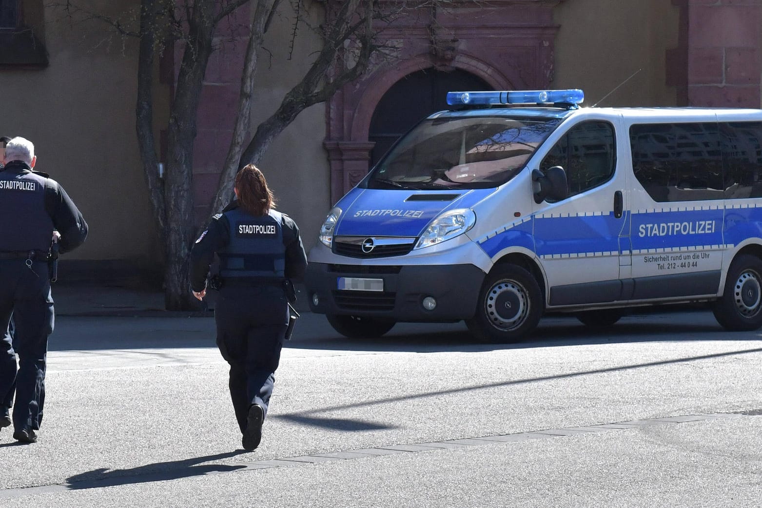 Beamte der Frankfurter Polizei zu Beginn der Kontaktsperre: Um sich bei den Bürgern zu bedanken, haben sie sich etwas Besonderes einfallen lassen.