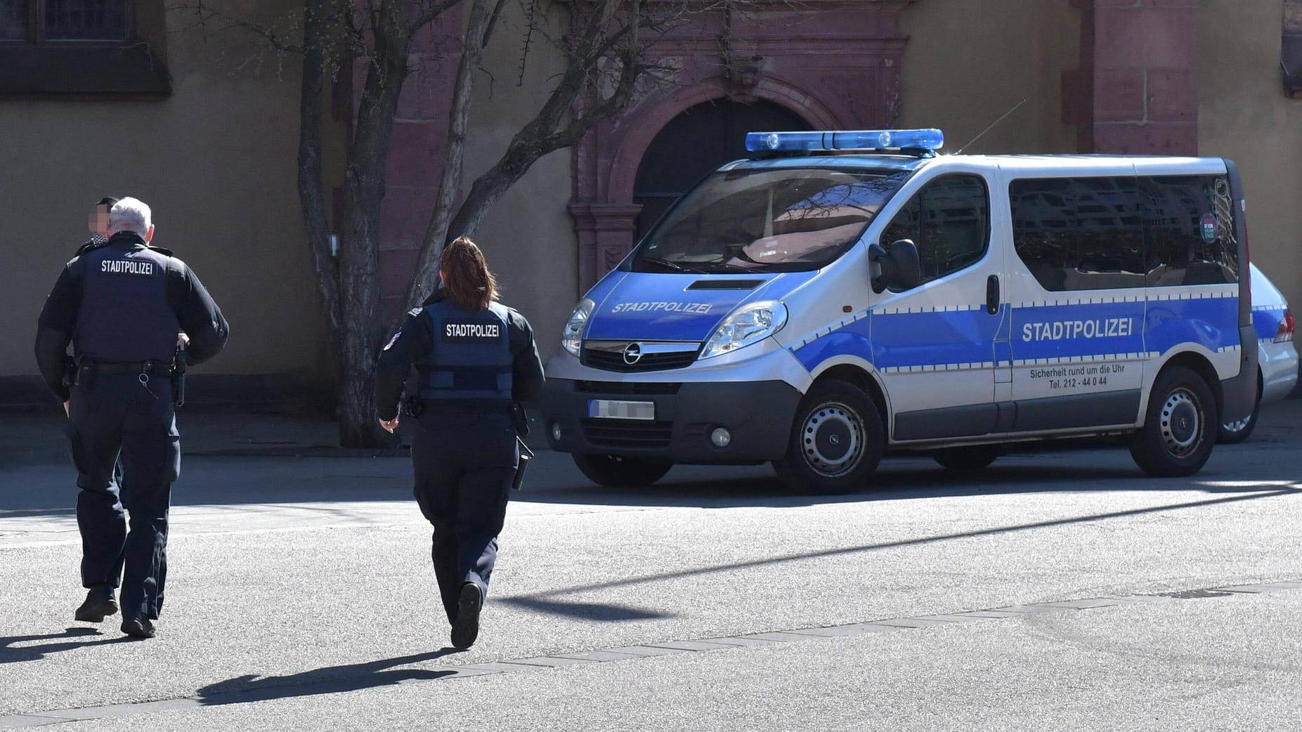 Beamte der Frankfurter Polizei zu Beginn der Kontaktsperre: Um sich bei den Bürgern zu bedanken, haben sie sich etwas Besonderes einfallen lassen.