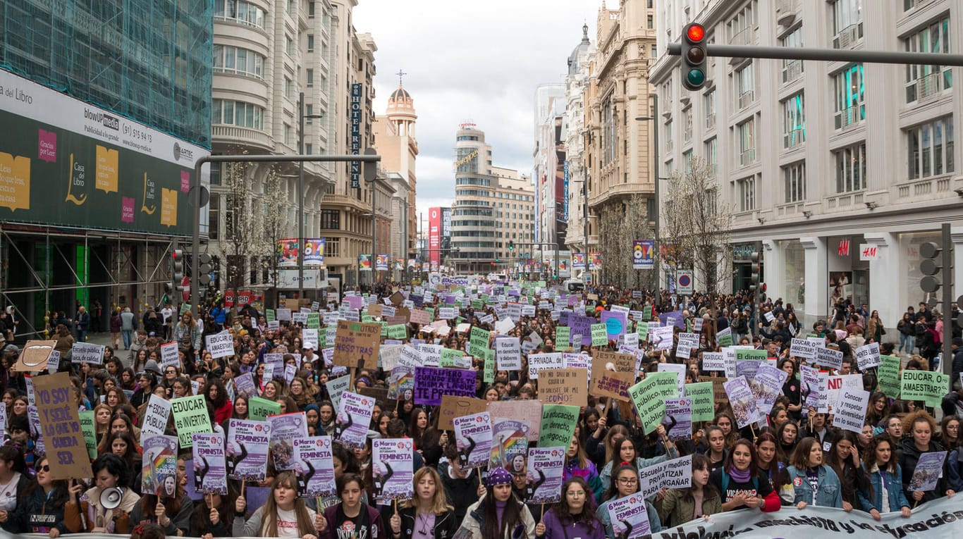 Eine Demonstration in Madrids Innenstadt am 8. März: Als Tausende gemeinsam auf die Straßen gingen, wurde längst vor dem gefährlichen Virus gewarnt.