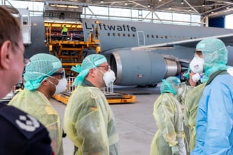 Flughafen Köln: Rettungskräfte der fliegenden Intensivstation der Bundeswehr sind aus Bergamo zurückgekehrt.