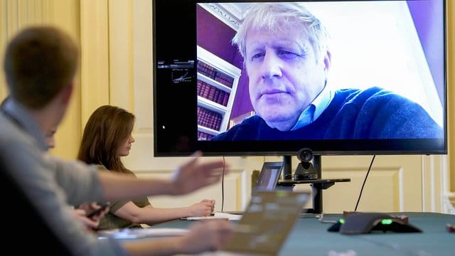 Der britische Premierminister Boris Johnson musste sich in häusliche Isolation zurückziehen, nachdem er positiv auf das Coronavirus getestet worden war. Der britische Premierminister Boris Johnson musste sich in häusliche Isolation zurückziehen, nachdem er positiv auf das Coronavirus getestet worden war.