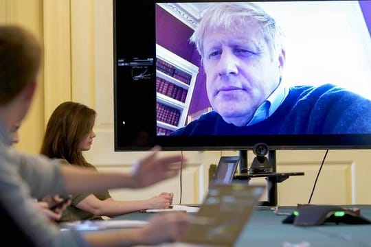 Der britische Premierminister Boris Johnson musste sich in häusliche Isolation zurückziehen, nachdem er positiv auf das Coronavirus getestet worden war.