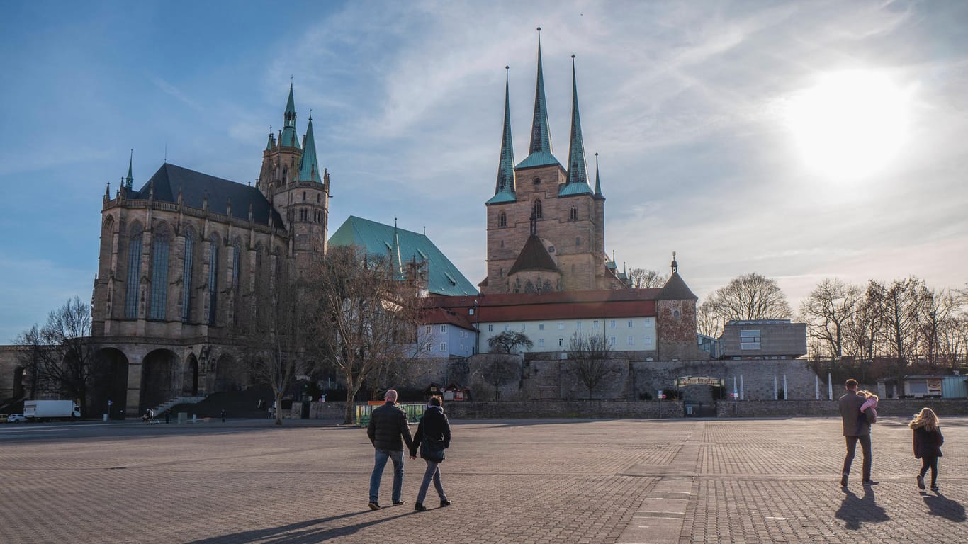 Blick auf den Erfurter Dom Mitte März: Vor dem Domportal gibt es nun eine Gabenwand für Bedürftige.