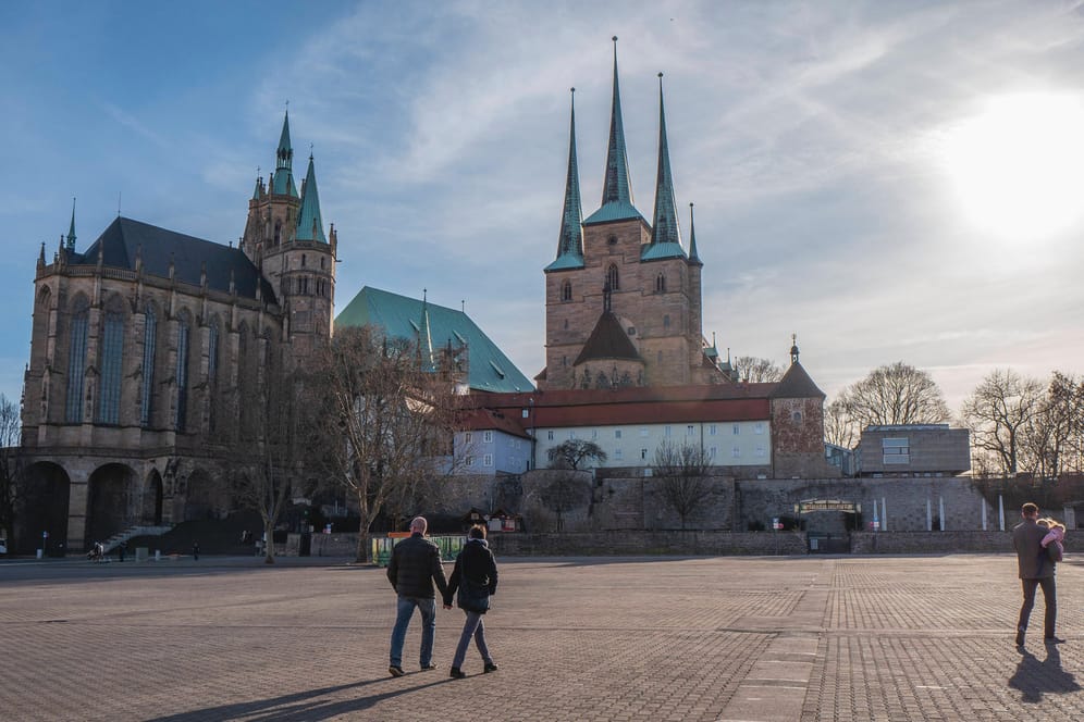 Blick auf den Erfurter Dom Mitte März: Vor dem Domportal gibt es nun eine Gabenwand für Bedürftige.