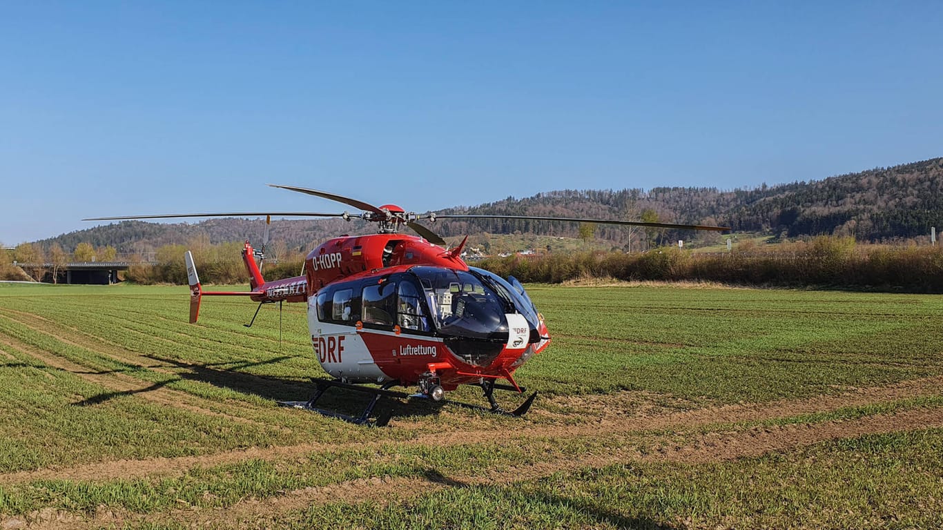 Rettungshubschrauber im Einsatz (Symbolbild): In Rot am See ist ein Kind so schwer verletzt worden, dass es mit einem Hubschrauber in eine Klinik geflogen werden musste.