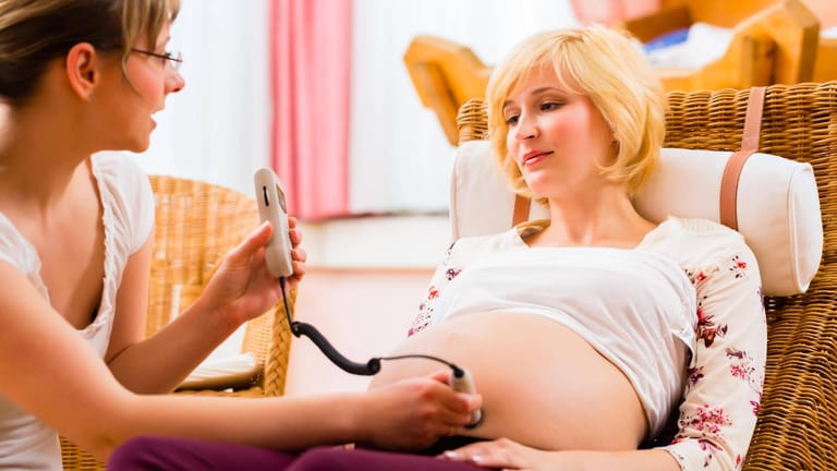 Hebamme mit schwangerer Frau: Es gibt nur noch wenige freiberufliche Hebammen in Deutschland. (Symbolbild)
