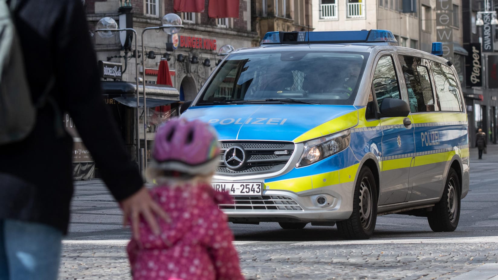 Polizisten kontrollieren in einem Streifenwagen die Corona-Maßnahmen in Dortmund: Wie lange soll das Kontaktverbot in Deutschland noch bestehen? Polizisten kontrollieren in einem Streifenwagen die Corona-Maßnahmen in Dortmund: Wie lange soll das Kontaktverbot in Deutschland noch bestehen?