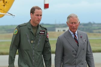 Prinz William als Pilot: Hier zeigt er seinem Vater Prinz Charles einen Helikopter.