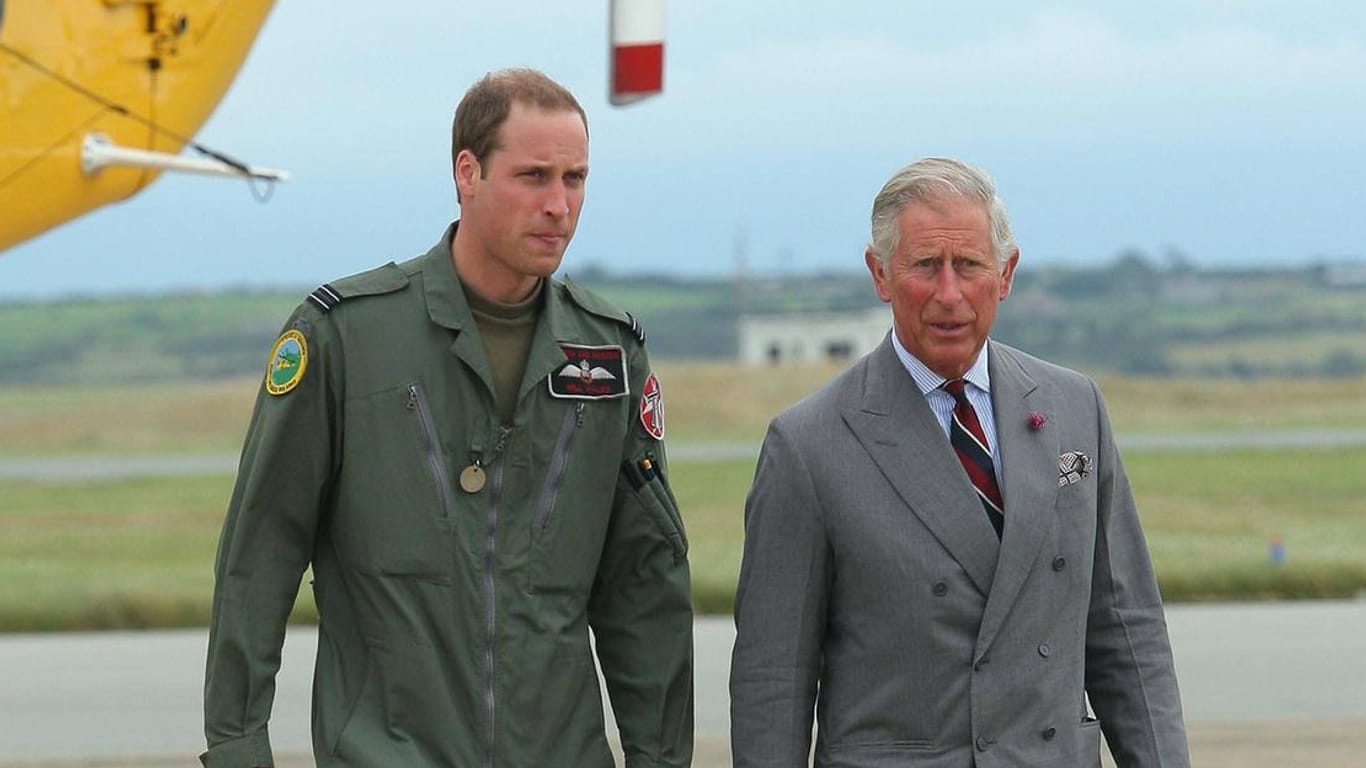 Prinz William als Pilot: Hier zeigt er seinem Vater Prinz Charles einen Helikopter.