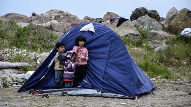 Flüchtlings-Kinder stehen vor einem Zelt im Dorf Petra auf der nordöstlichen Ägäisinsel Lesbos. Flüchtlings-Kinder stehen vor einem Zelt im Dorf Petra auf der nordöstlichen Ägäisinsel Lesbos.