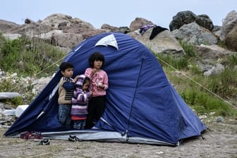 Flüchtlings-Kinder stehen vor einem Zelt im Dorf Petra auf der nordöstlichen Ägäisinsel Lesbos.