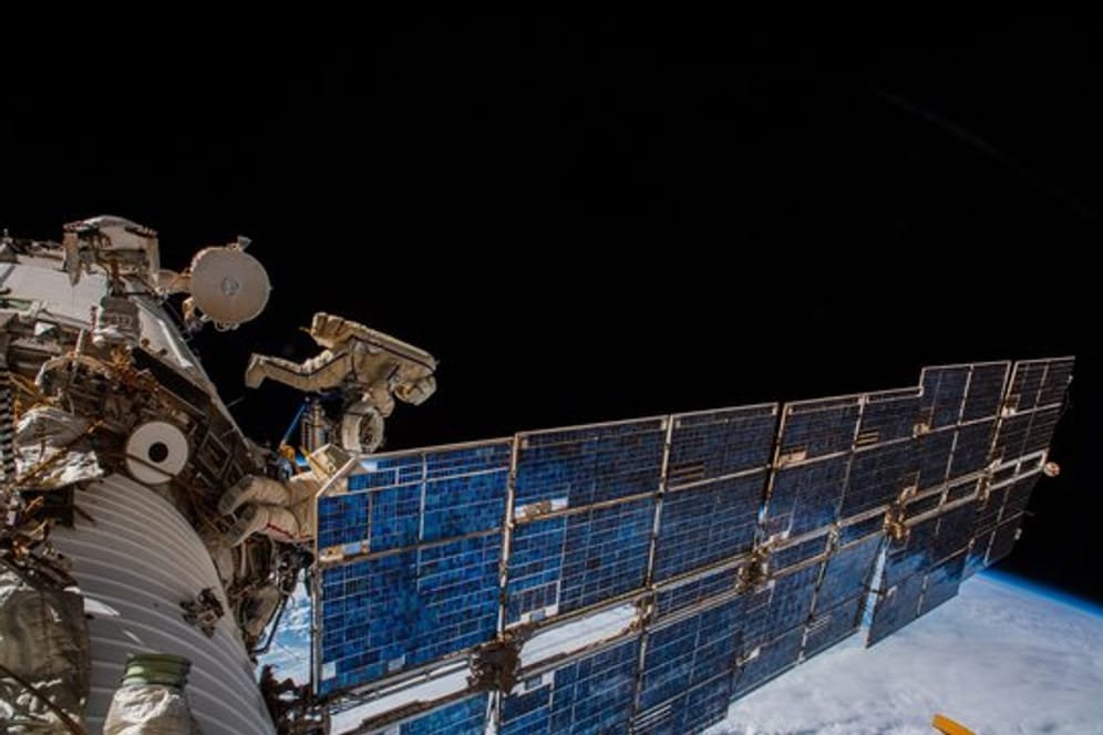 Die Kosmonauten Oleg Germanowitsch Artemjew und Sergei Walerjewitsch Prokopjew bringen bei einem knapp siebenstündigen Einsatz eine Antenne an der Außenhülle der ISS an.