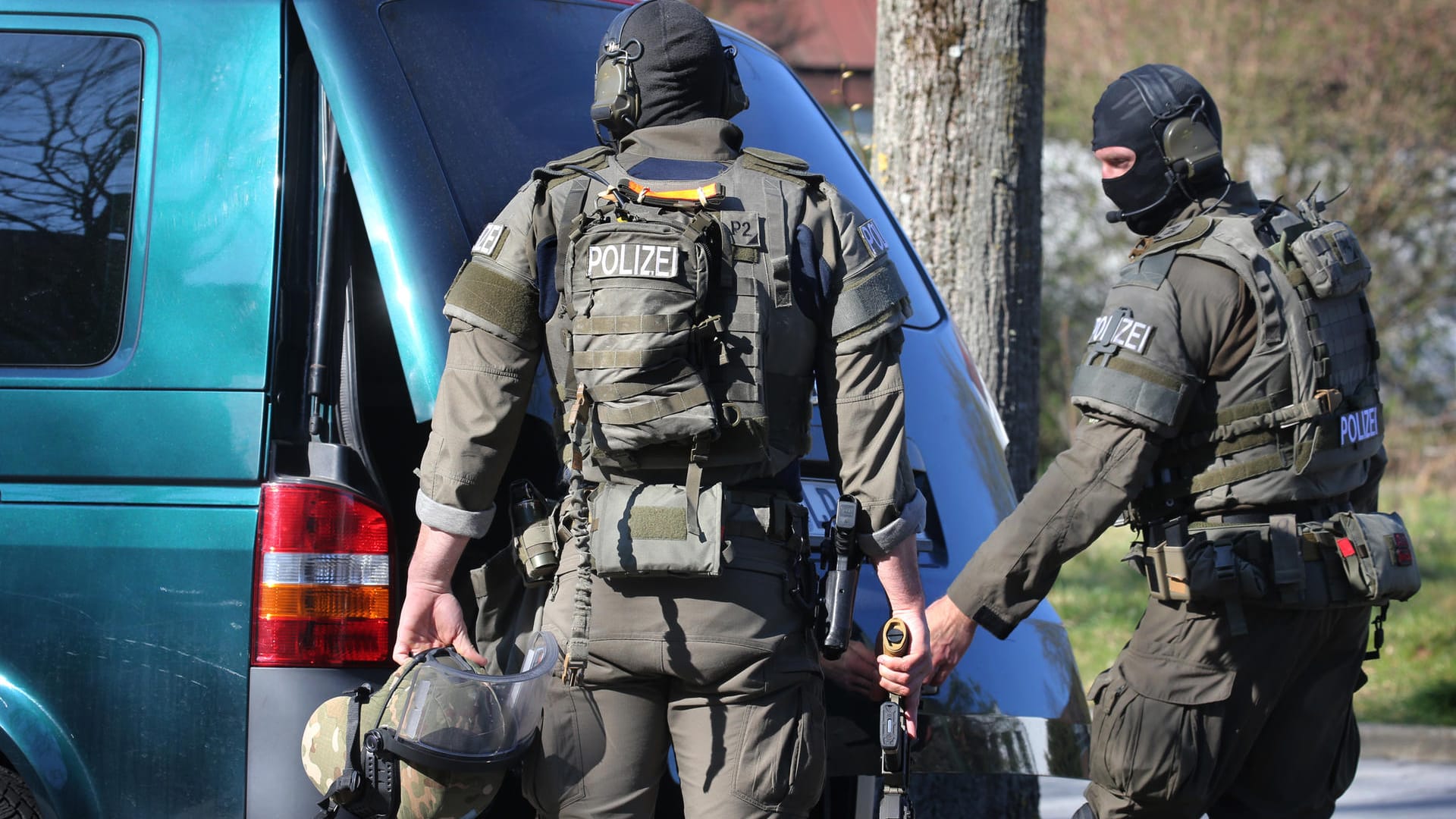 SEK-Einsatz nach Angriff: Spezialeinsatzkräfte der Polizei stehen vor einem Studentenwohnheim im Universitätsviertel. Dort wurde die Wohnung eines Mannes durchsucht der am frühen Morgen Passanten mit einer Machete verletzt hatte.