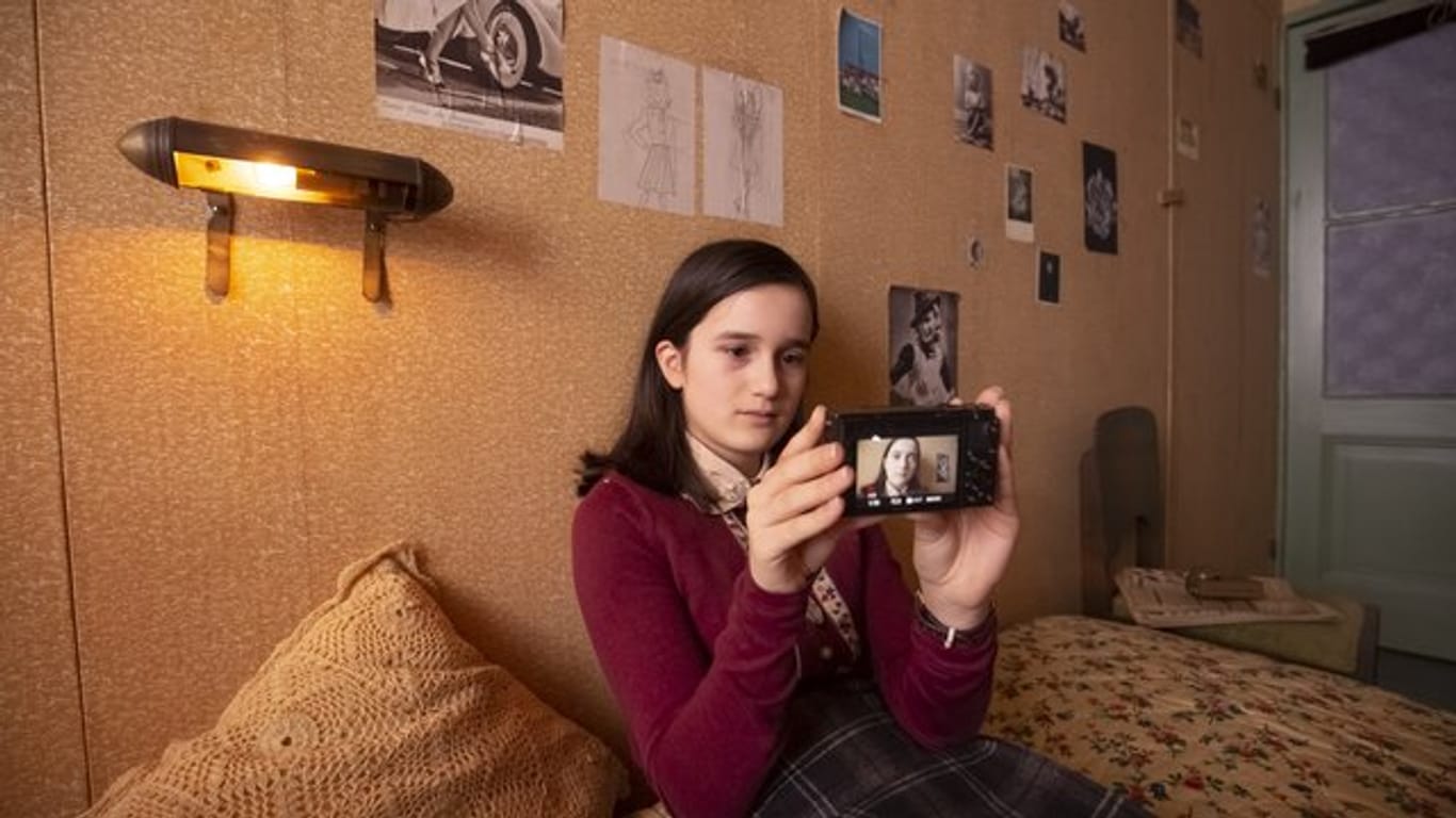 Luna Cruz Perez als Anne Frank in einer Szene aus dem Video-Tagebuch.