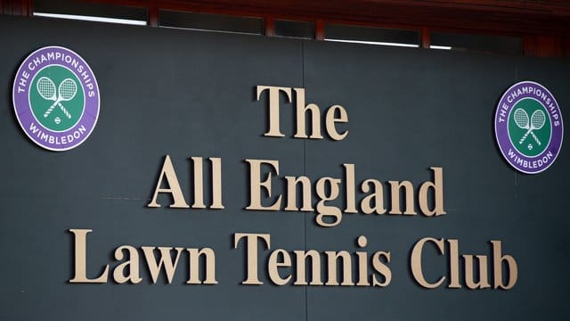 Erstmals seit dem Zweiten Weltkrieg steht das prestigeträchtigste Tennis-Turnier der Welt vor der kompletten Absage. Erstmals seit dem Zweiten Weltkrieg steht das prestigeträchtigste Tennis-Turnier der Welt vor der kompletten Absage.