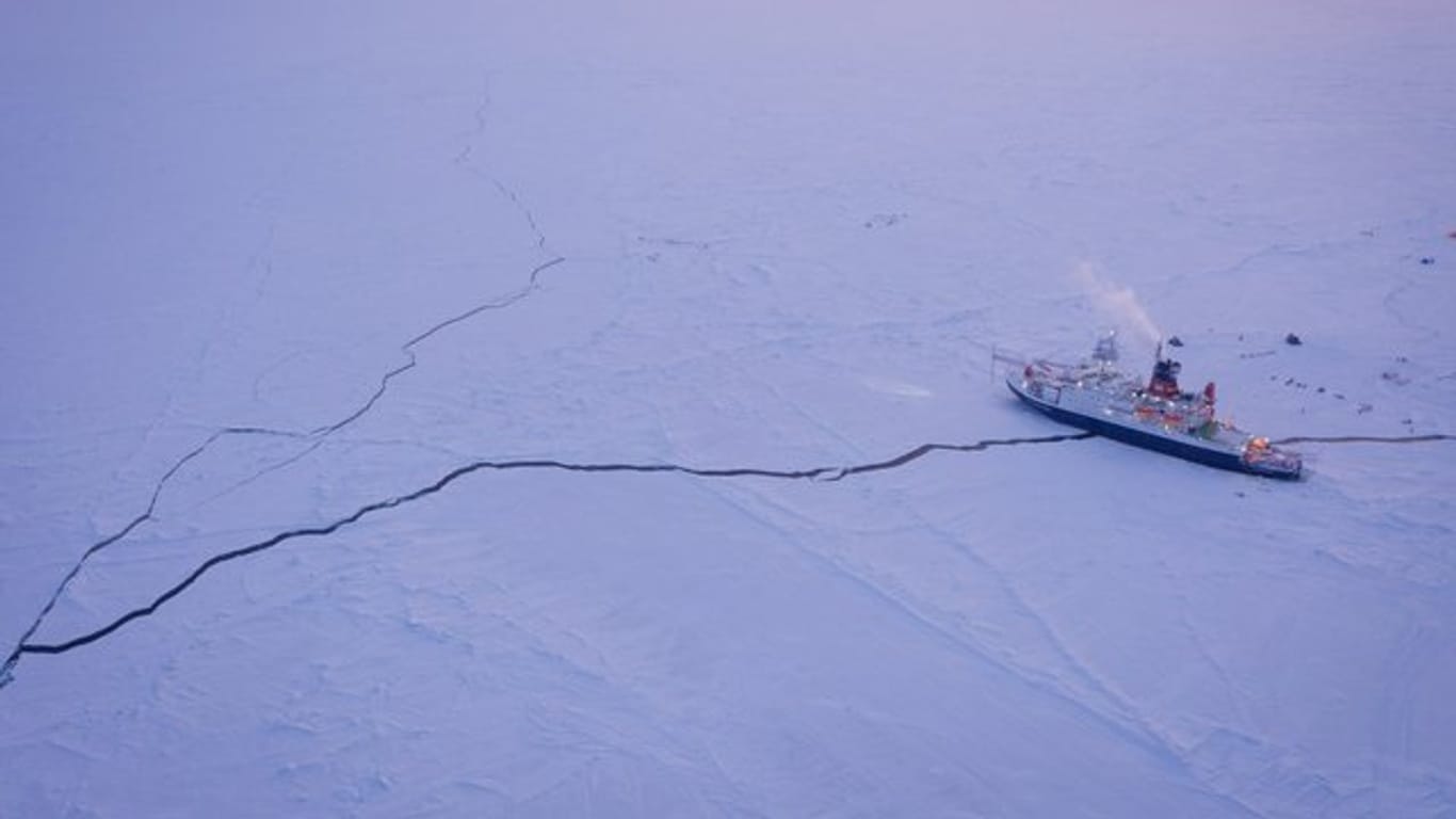 Das Forschungsschiff Polarstern liegt eingefroren im Eis der Zentralarktis.