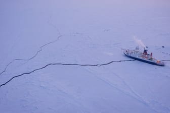 Das Forschungsschiff Polarstern liegt eingefroren im Eis der Zentralarktis.