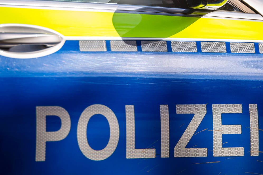 Polizeiwagen: In Eckernförde ist ein Mann am Montagabend angeschossen worden. (Symbolbild)